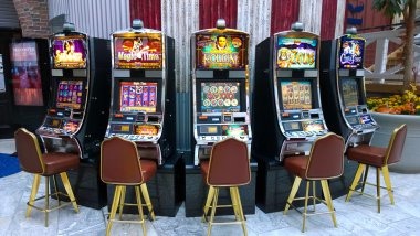 suhu303 Quickspin Andar Bahar table with dealer and live cards displayed on multi-camera broadcast